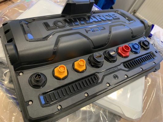 Detailbilder Lowrance HDS 12 LIVE | Anschlüsse Rückseite und dünner Geräteaufbau