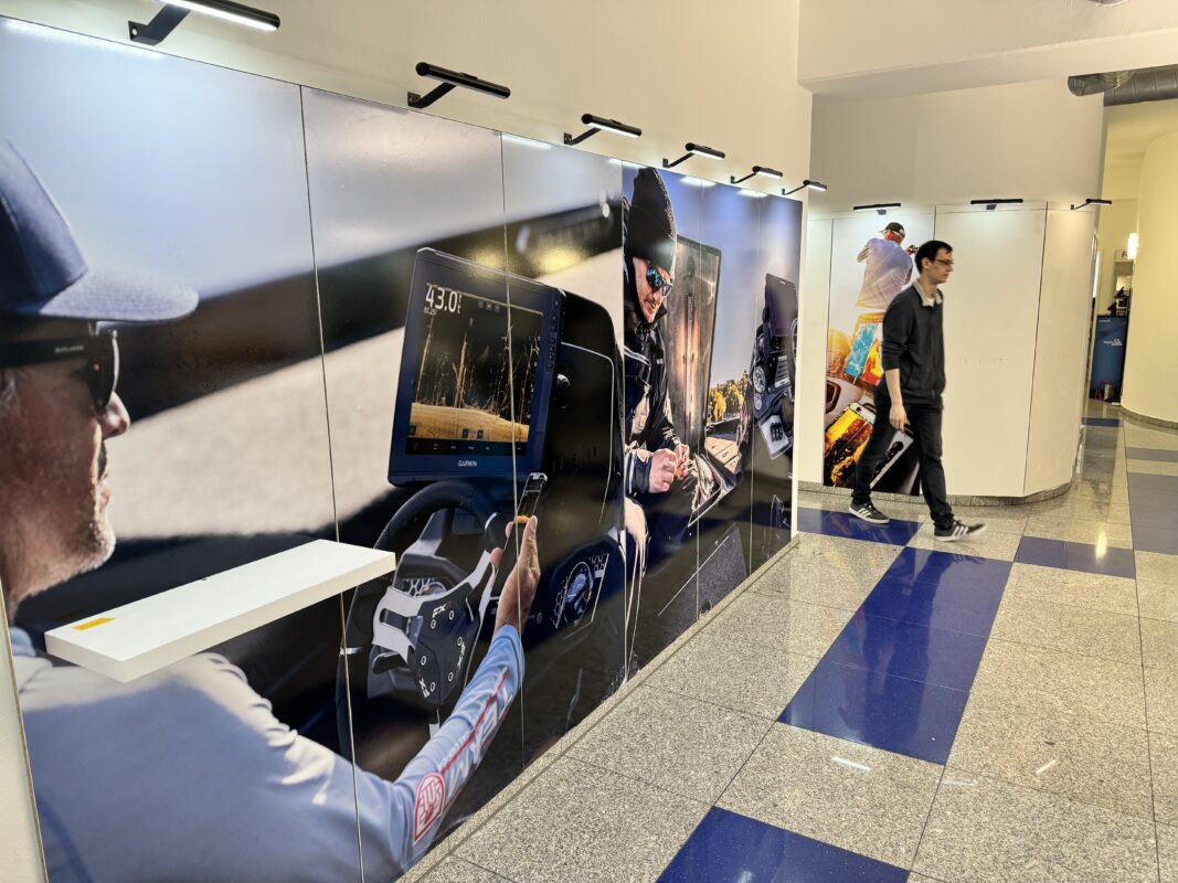 Erleben Sie in Kürze den neuen Showroom in Paderborn: Eine Welt der Elektromotoren und Echolote
