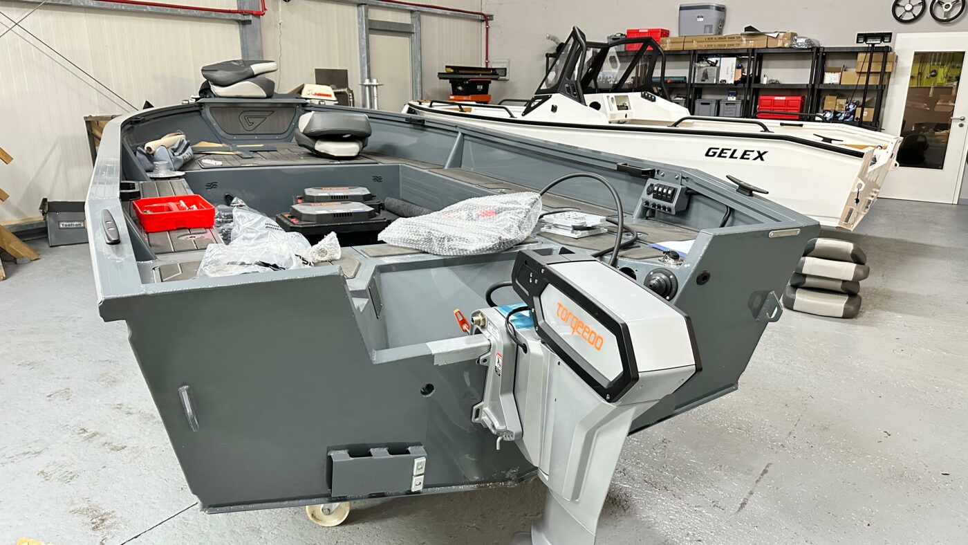 Unser GELEX Alu-Boot nimmt Formen an! Fetter Torqeedo Cruise 10.0 Motor für tollen Vortrieb.