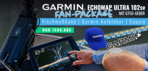 Ein Echolot-Bildschirm zeigt Fische, daneben eine blaue Garmin-Kappe und ein Fischmaßband. Text mit Preisangebot.