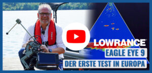 Eine Person mit Rettungsweste hält ein Echolot, daneben ein Sonarbild, ein YouTube-Logo, Text: Lowrance Eagle Eye 9.