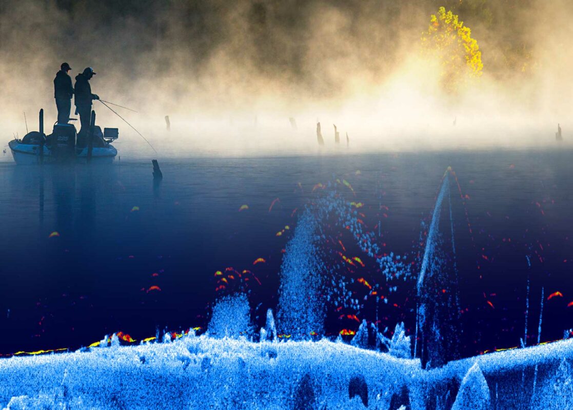 Zwei Menschen angeln auf einem Boot im Nebel, während ein Echolot die Unterwasserlandschaft zeigt.
