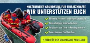 Personen in roten Anzügen sitzen auf einem Rettungsboot im Wasser, Text zum kostenlosen Grundkurs darüber.